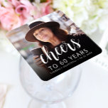 Dessous-de-verre Carré En Papier 60e anniversaire de la fête Photo Cheers White Scr<br><div class="desc">Ce dessous de verre personnalisé de papier de 60e anniversaire comprend la photo, le nom et l'anniversaire personnalisés de l'invité d'honneur, ainsi que le mot "Cheers" dans élégant script de calligraphie blanche. Un écran sombre permet de faire apparaître le texte. Une excellente façon de célébrer quelqu'un qui a soixante ans...</div>