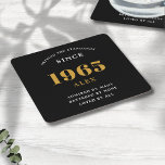 Dessous-de-verre Carré En Papier 60e anniversaire Nom 1965 Black Gold Elegant Chic<br><div class="desc">Premium 60th Birthday Black and Gold Dessous de verre de papier personnalisé - Celebration Elegance. Fêtez un anniversaire marquant dans le style avec nos dessous de verre en papier chic et de qualité supérieure, 60e anniversaire. Décorés avec goût dans des tons noir et or, ces dessous de verre apportent luxe...</div>