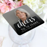 Dessous-de-verre Carré En Papier 70e anniversaire de la fête Photo Cheers White Scr<br><div class="desc">Ce dessous de verre de papier de 70e anniversaire personnalisé présente la photo, le nom et l'anniversaire de l'invité d'honneur, ainsi que le mot "Cheers" dans élégant script de calligraphie blanche. Un écran sombre permet de faire apparaître le texte. Une excellente façon de célébrer quelqu'un qui fête ses soixante-dix ans...</div>