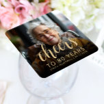 Dessous-de-verre Carré En Papier 80e anniversaire de la fête<br><div class="desc">Ce dessous de verre personnalisé de papier de 80e anniversaire comprend la photo, le nom et l'anniversaire personnalisés de l'invité d'honneur, ainsi que le mot "Cheers" dans un élégant script de calligraphie couleur or. Un écran sombre permet de faire apparaître le texte. Une excellente façon de célébrer quelqu'un qui a...</div>
