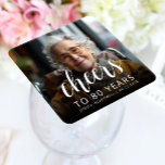 Dessous-de-verre Carré En Papier 80e anniversaire de la fête Photo White Script Che<br><div class="desc">Ce dessous de verre personnalisé de papier de 80e anniversaire comprend la photo, le nom et l'anniversaire personnalisés de l'invité d'honneur, ainsi que le mot "Cheers" dans élégant script de calligraphie blanche. Un écran sombre permet de faire apparaître le texte. Une excellente façon de célébrer quelqu'un qui a quatre-vingts ans...</div>