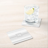 Dessous-de-verre Carré En Papier Bandes gris clair monogrammes (En situation)
