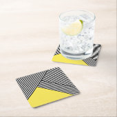 Dessous-de-verre Carré En Papier Bandes noires et blanches avec triangle jaune (En situation)