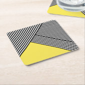 Dessous-de-verre Carré En Papier Bandes noires et blanches avec triangle jaune (Incliné)