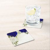 Dessous-de-verre Carré En Papier bleu royal et fleurs blanches mariage (En situation)