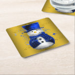 Dessous-de-verre Carré En Papier Blue Snowman sur Gold Christmas<br><div class="desc">Un motif de Noël mignon et coloré avec des bonhomme de neige vêtus d'un chapeau et de gilets en velours bleu,  sur un arrière - plan doré festif aux étoiles dorées pour ajouter une touche chic et fantaisiste à vos décorations de maison de Noël cette année.</div>