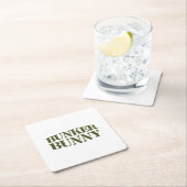 DESSOUS-DE-VERRE CARRÉ EN PAPIER BUNKER BUNNY (En situation)