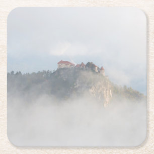 Dessous-de-verre Carré En Papier Château saigné entouré par des nuages