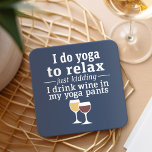 Dessous-de-verre Carré En Papier Citation de vin amusant - Je bois du vin dans un p<br><div class="desc">Un petit humour à boire que vous pouvez transmettre à vos copines amoureuses du vin. Faites-les rire avec ce cadeau de bâillon humoristique ou d'éléphant blanc. Je fais du yoga pour me détendre - je plaisante - je bois du vin dans mon pantalon de yoga.</div>