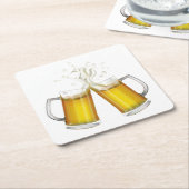 Dessous-de-verre Carré En Papier Deux tasses avec une bière légère. (Incliné)