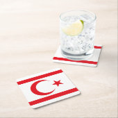 Dessous-de-verre Carré En Papier Drapeau de Chypre du Nord (En situation)