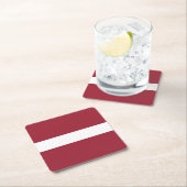 Dessous-de-verre Carré En Papier Drapeau Lettonie (En situation)