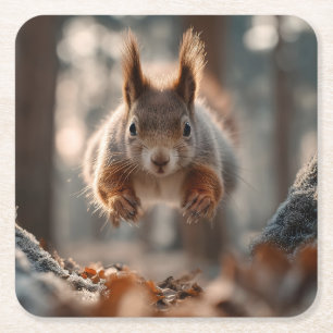 Dessous-de-verre Carré En Papier Écureuil roux bondissant dans une forêt gelée