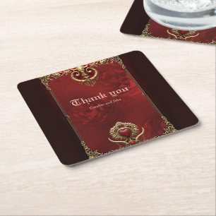 Dessous-de-verre Carré En Papier Élégance en lustre rouge avec un coeur orné.