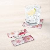 Dessous-de-verre Carré En Papier Fleurs blanches roses nom fête d'anniversaire (En situation)