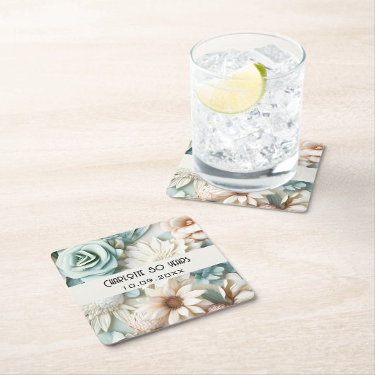Dessous-de-verre Carré En Papier Fleurs crème vert poussiéreux nom d'anniversaire (En situation)