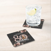 Dessous-de-verre Carré En Papier Floral rose 80e anniversaire (En situation)