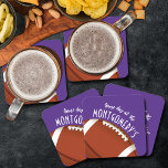 Dessous-de-verre Carré En Papier Football américain violet<br><div class="desc">Les dessous de verre en papier personnalisables comportent un football américain sur violet et les mots "It's Game Day !" ainsi que votre nom de famille. PLUS de couleurs et articles correspondants dans notre magasin.</div>