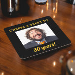 Dessous-de-verre Carré En Papier Jalon de la bière et de la joie Anniversaire photo<br><div class="desc">Ajoutez une touche personnelle à votre célébration de jalon avec le Dessous de verre papier Carré Cheers & Beers Milestone Birthday Photo Keepsaké. Avec un design festif "Cheers & Beers", ces dessous de verre peuvent être customisés avec une photo chère pour créer un souvenir unique et mémorable. Fabriquées avec du...</div>