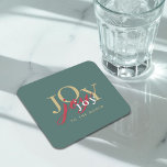 Dessous-de-verre Carré En Papier Joy to the World Festive Typographie Noël<br><div class="desc">Transmettez un simple message de joie de vacances avec ce design de dessous de verre de typographie couleur mélangée moderne. Il présente un accueil festif de joie au monde avec le mot joie multiplié 3 fois dans différentes couleurs ; or, rouge et blanc sur un arrière - plan rafraîchissant vert...</div>