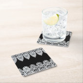 Dessous-de-verre Carré En Papier La dentelle blanche forme une frontière sensible (En situation)
