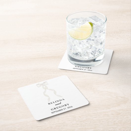 Dessous-de-verre Carré En Papier Mariage élégant au ruban blanc à la bow (En situation)