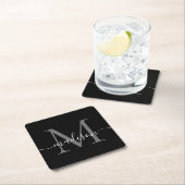 Dessous-de-verre Carré En Papier Monogramme moderne Classic Black Grey Nom du scrip (En situation)
