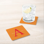 Dessous-de-verre Carré En Papier Monogramme moderne tendance orange rouge (En situation)