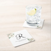 Dessous-de-verre Carré En Papier Monogramme Roses blanches Floral Mariage élégant (En situation)