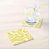 Dessous-de-verre Carré En Papier Motif Abstrait Retro Liquid Swirl en jaune (En situation)