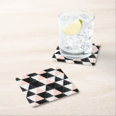 Dessous-de-verre Carré En Papier Motif géométrique de triangle tirée par la main (En situation)