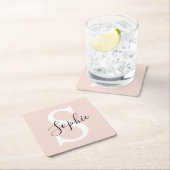 Dessous-de-verre Carré En Papier Nom personnalisé moderne Monogram Pastel Rose (En situation)