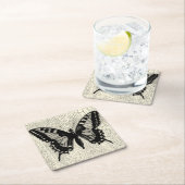 Dessous-de-verre Carré En Papier Papillon noir et blanc sur Arrière - plan fissuré (En situation)