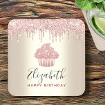 Dessous-de-verre Carré En Papier Parties scintillant de cupcake rose goutte d'or gi<br><div class="desc">Détendez-vous avec votre boisson préférée et protégez vos meubles avec ces dessous de verre en papier de marque simples, modernes, girly et élégants. Un cupcake rose, chic, glitterie, typographie de scénario élégante et gouttes de parties scintillant recouvrent un arrière - plan doré au champagne métallique. Personnalisez avec le nom et...</div>