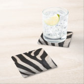 DESSOUS-DE-VERRE CARRÉ EN PAPIER PEAU ZEBRA (En situation)