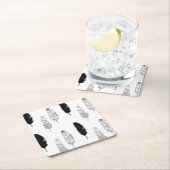 Dessous-de-verre Carré En Papier Plumes noires et blanches (En situation)