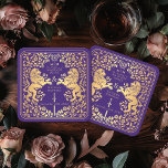 Dessous-de-verre Carré En Papier Purple Royal Lion Médiéval Mariage d'épée<br><div class="desc">Ajoutez du charme royal à votre paysage de table ! Ces dessous de verre de mariage personnalisés sont dotés d'un lion majestueux et d'un design floral avec vos noms et monogramme, le tout en or luxueux contre un arrière - plan violet. Parfait pour une fête d'imaginaire médiévale avec une élégance...</div>