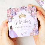 Dessous-de-verre Carré En Papier Quinceañera Floral Violet<br><div class="desc">Ces beaux dessous de verre de la quinceañera présentent une bordure de violet lilas et de roses roses rousses sur un arrière - plan d'aquarelle violette. Une tiara dorée, une fille aux cheveux foncés en robe de princesse violette et de petits papillons violets ornent le texte. Le nom de l'invité...</div>