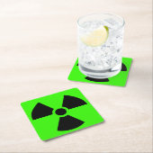 Dessous-de-verre Carré En Papier Radioactif (En situation)