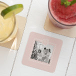 Dessous-de-verre Carré En Papier Rose et blanc modernes | Photo de famille | Initia<br><div class="desc">cette photo de famille moderne rose et blanc dégage un sentiment de convivialité,  d'amour et de style contemporain. Il saisit un moment de joie et d'unité,  mettant en valeur la beauté de la famille et leur lien harmonieux.</div>