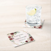 Dessous-de-verre Carré En Papier Roses rouges profondes verdure fraîche mariage or (En situation)