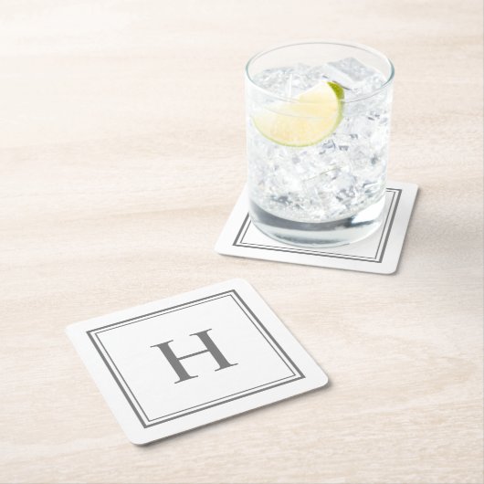 Dessous-de-verre Carré En Papier Simple Monogramme Gris Classique sur Blanc (En situation)