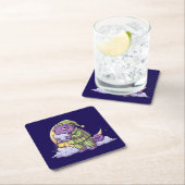 Dessous-de-verre Carré En Papier Sleepy Chameleon Coaster – Cozy & Whimsical Drink (En situation)