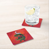 Dessous-de-verre Carré En Papier TRex Dino à Santa Hat sur Red (En situation)