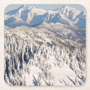 Dessous-de-verre Carré En Papier Une vue pittoresque des montagnes et des arbres de