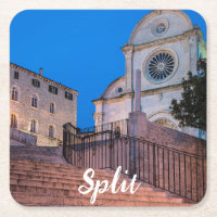 Vue nocturne des escaliers et de l'église à Split,