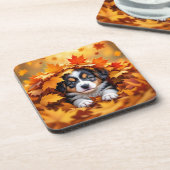 Dessous-de-verre Chien chic mignon dans les feuilles d'automne (Côté gauche)