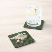 Dessous-de-verre Chien s'étendant upside-down dans l'herbe avec de (Côté Droit)