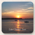 Dessous-de-verre Coucher du soleil sur le lac Okoboji, Iowa<br><div class="desc">Ces dessous de verre de boissons comportent une photo de l'arrangement du soleil sur le lac occidental Okoboji. La photo est accentuée avec une silhouette plusieurs du bateau croisant le lac.</div>