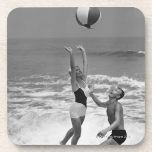 Dessous-de-verre Couples jouant avec un Beachball